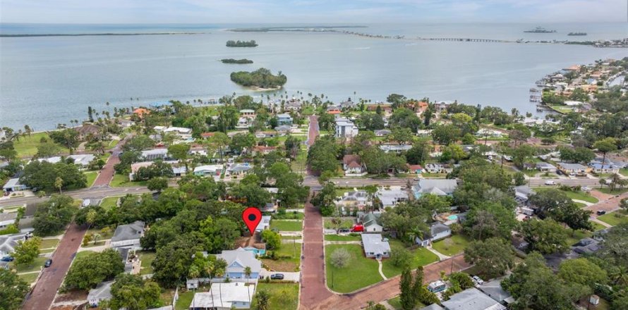 House in Dunedin, Florida 3 bedrooms, 137.31 sq.m. № 1824819