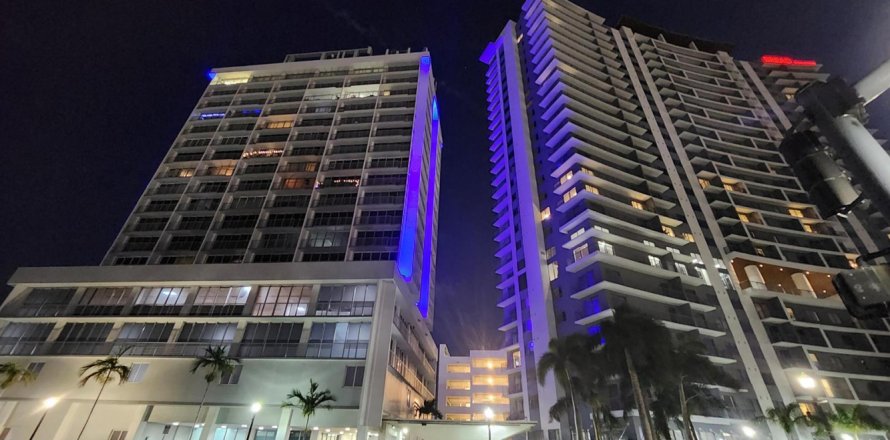 Condominio en Hollywood, Florida, 1 dormitorio № 2183710