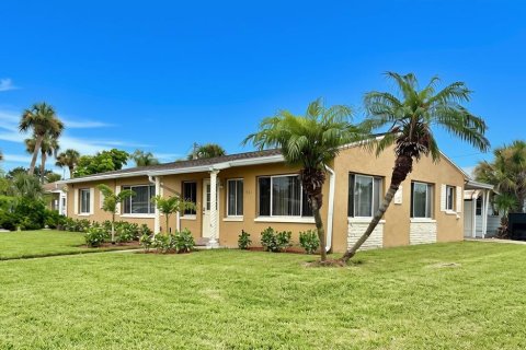 House in Saint Petersburg, Florida 3 bedrooms, 145.67 sq.m. № 2221121