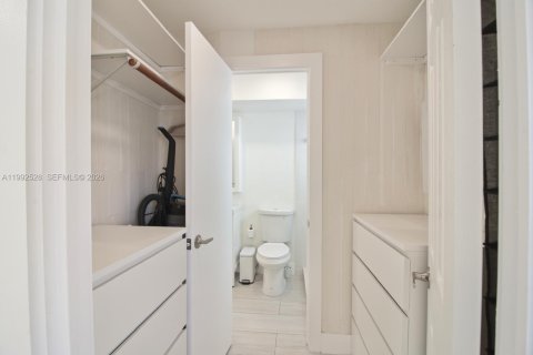 Condominio en alquiler en Fort Lauderdale, Florida, 1 dormitorio, 53.42 m2 № 2056652 - foto 10