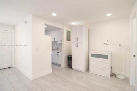 Condominio en alquiler en Fort Lauderdale, Florida, 1 dormitorio, 53.42 m2 № 2056652 - foto 5