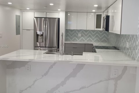 Townhouse in Miami, Florida 3 bedrooms, 147.9 sq.m. № 1801173 - photo 2