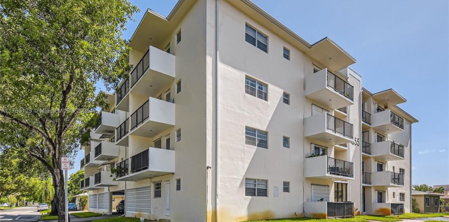 Кондоминиум с 2 спальнями в Холливуд, Флорида № 1983524