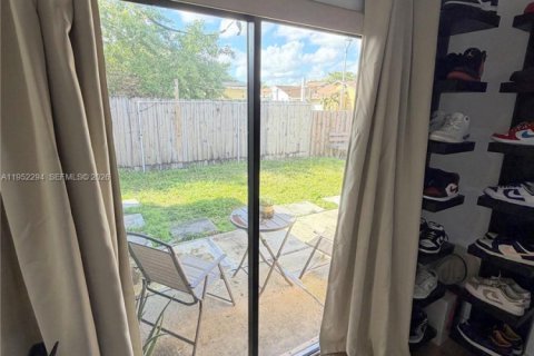 Casa en venta en Pembroke Pines, Florida, 2 dormitorios, 104.98 m2 № 2010036 - foto 13