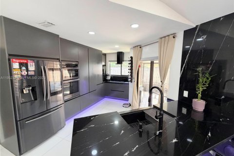 Casa en venta en Pembroke Pines, Florida, 2 dormitorios, 104.98 m2 № 2010036 - foto 7