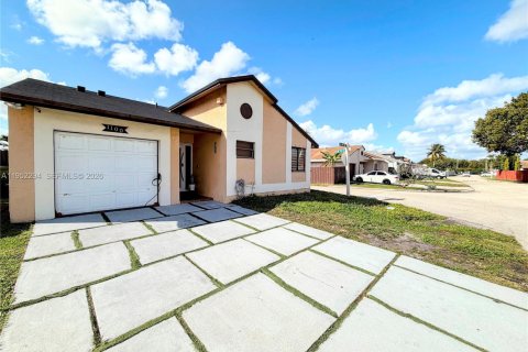House in Pembroke Pines, Florida 2 bedrooms, 104.98 sq.m. № 2010036