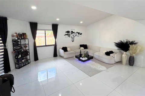 Casa en venta en Pembroke Pines, Florida, 2 dormitorios, 104.98 m2 № 2010036 - foto 5