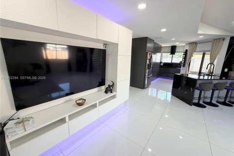 Casa en venta en Pembroke Pines, Florida, 2 dormitorios, 104.98 m2 № 2010036 - foto 2