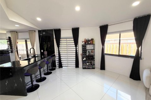 Casa en venta en Pembroke Pines, Florida, 2 dormitorios, 104.98 m2 № 2010036 - foto 6