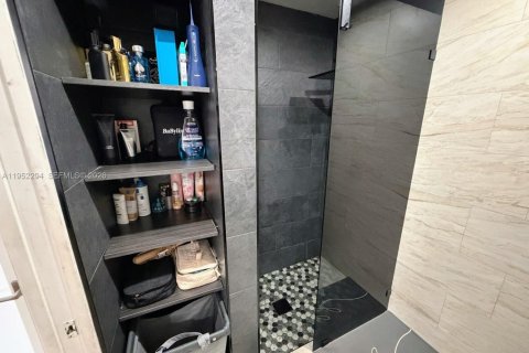 Casa en venta en Pembroke Pines, Florida, 2 dormitorios, 104.98 m2 № 2010036 - foto 11