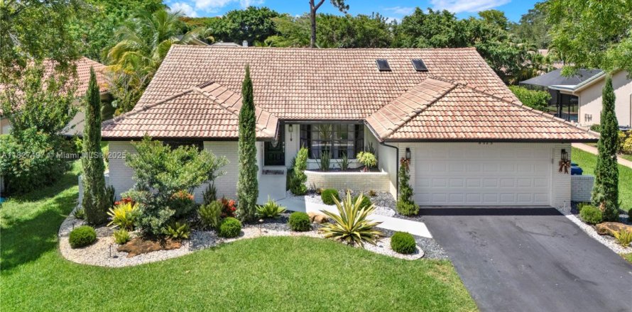 House in Coral Springs, Florida 4 bedrooms, 219.99 sq.m. № 1799032