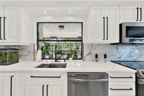 House in Coral Springs, Florida 4 bedrooms, 219.99 sq.m. № 1799032 - photo 12