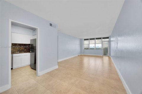 Купить кондоминиум в Майами-Бич, Флорида 2 спальни, 106.37м2, № 2053685 - фото 3