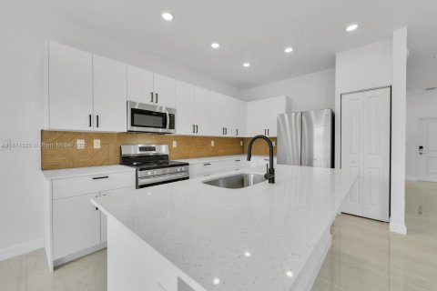 House in Miami, Florida 5 bedrooms, 281.77 sq.m. № 1921128 - photo 2