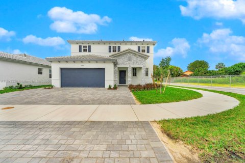 House in Miami, Florida 5 bedrooms, 281.77 sq.m. № 1921128 - photo 27
