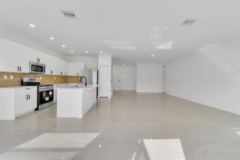 House in Miami, Florida 5 bedrooms, 281.77 sq.m. № 1921128 - photo 6