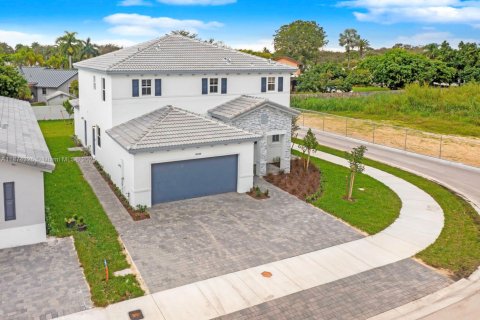 House in Miami, Florida 5 bedrooms, 281.77 sq.m. № 1921128 - photo 15