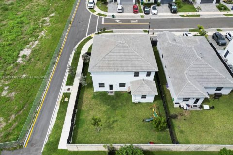 House in Miami, Florida 5 bedrooms, 281.77 sq.m. № 1921128 - photo 22