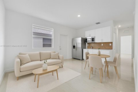 House in Miami, Florida 5 bedrooms, 281.77 sq.m. № 1921128 - photo 16