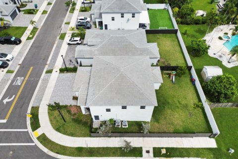 House in Miami, Florida 5 bedrooms, 281.77 sq.m. № 1921128 - photo 21