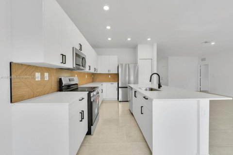 House in Miami, Florida 5 bedrooms, 281.77 sq.m. № 1921128 - photo 4