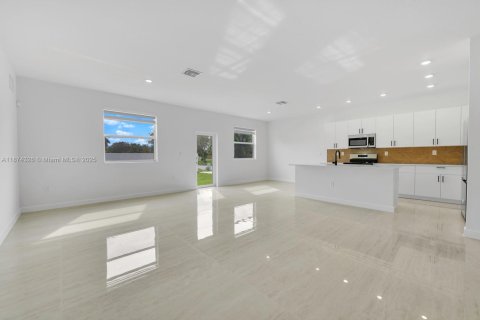 House in Miami, Florida 5 bedrooms, 281.77 sq.m. № 1921128 - photo 24