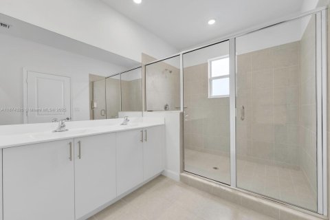 House in Miami, Florida 5 bedrooms, 281.77 sq.m. № 1921128 - photo 8