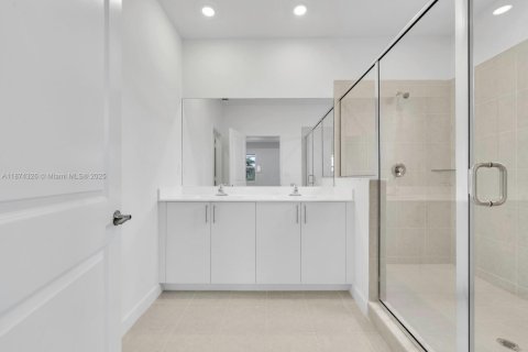 House in Miami, Florida 5 bedrooms, 281.77 sq.m. № 1921128 - photo 28