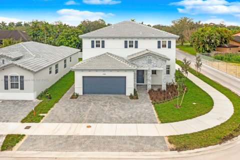 House in Miami, Florida 5 bedrooms, 281.77 sq.m. № 1921128 - photo 1