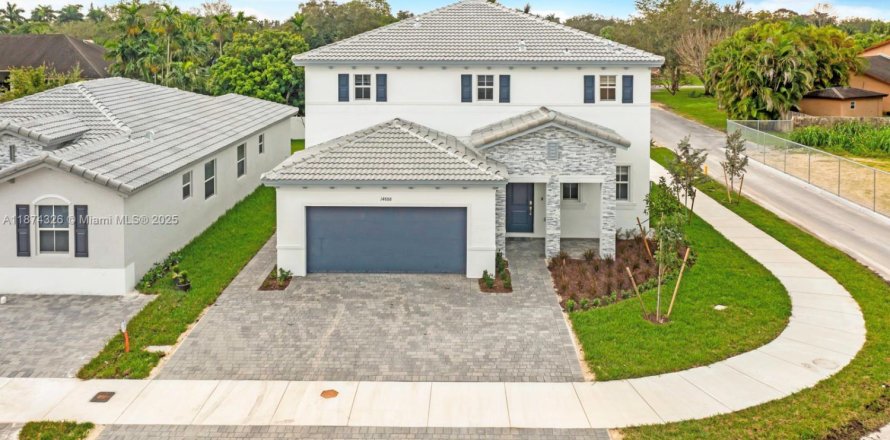 House in Miami, Florida 5 bedrooms, 281.77 sq.m. № 1921128