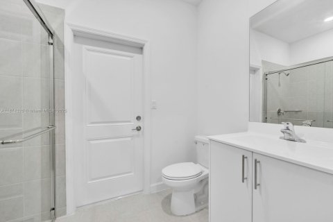 House in Miami, Florida 5 bedrooms, 281.77 sq.m. № 1921128 - photo 18