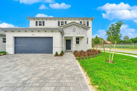 House in Miami, Florida 5 bedrooms, 281.77 sq.m. № 1921128 - photo 25