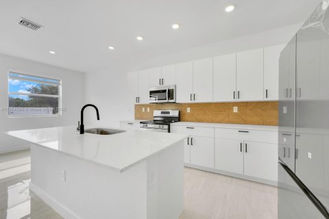 House in Miami, Florida 5 bedrooms, 281.77 sq.m. № 1921128 - photo 5
