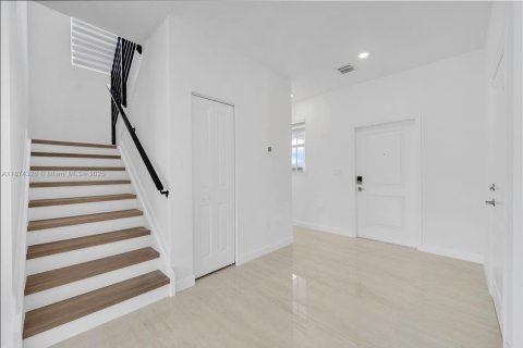 House in Miami, Florida 5 bedrooms, 281.77 sq.m. № 1921128 - photo 17