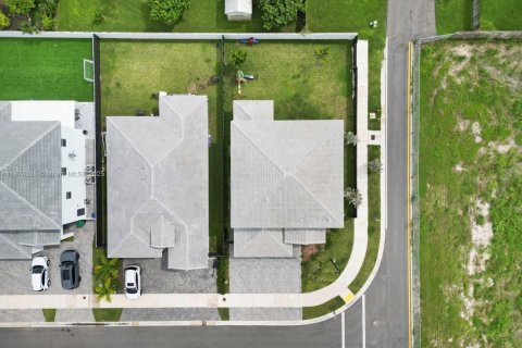House in Miami, Florida 5 bedrooms, 281.77 sq.m. № 1921128 - photo 29