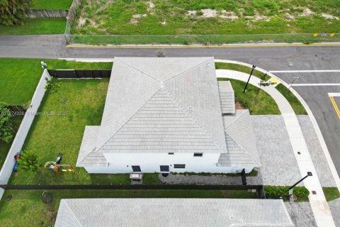 House in Miami, Florida 5 bedrooms, 281.77 sq.m. № 1921128 - photo 23