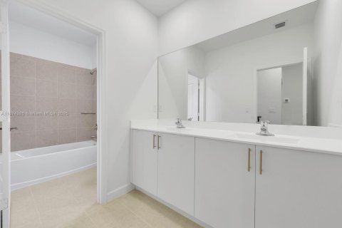 House in Miami, Florida 5 bedrooms, 281.77 sq.m. № 1921128 - photo 14