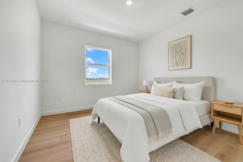 House in Miami, Florida 5 bedrooms, 281.77 sq.m. № 1921128 - photo 11