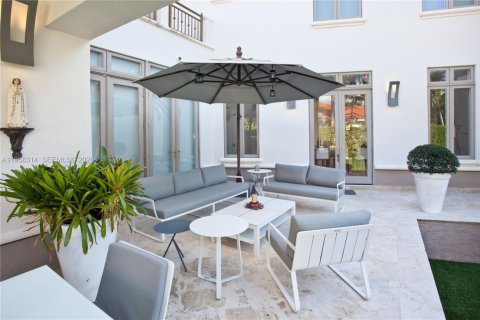 House in Coral Gables, Florida 6 bedrooms, 608.32 sq.m. № 2020757 - photo 21