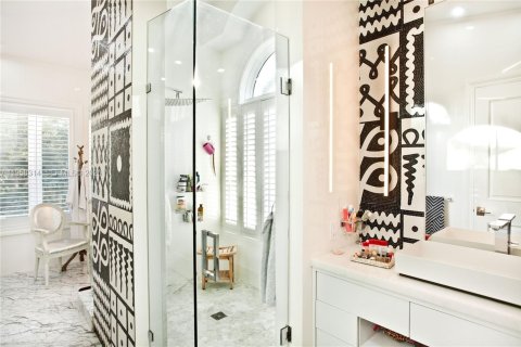 House in Coral Gables, Florida 6 bedrooms, 608.32 sq.m. № 2020757 - photo 14