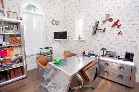 House in Coral Gables, Florida 6 bedrooms, 608.32 sq.m. № 2020757 - photo 15