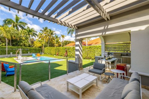 House in Coral Gables, Florida 6 bedrooms, 608.32 sq.m. № 2020757 - photo 27