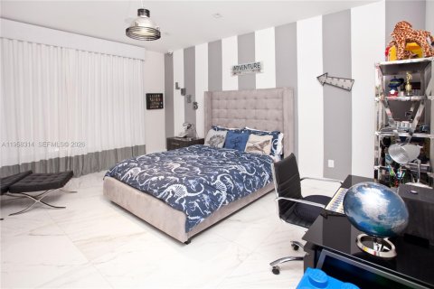 House in Coral Gables, Florida 6 bedrooms, 608.32 sq.m. № 2020757 - photo 16