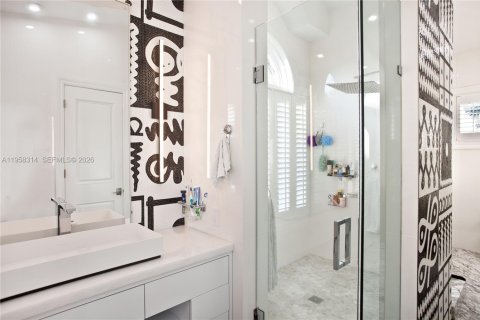 House in Coral Gables, Florida 6 bedrooms, 608.32 sq.m. № 2020757 - photo 13