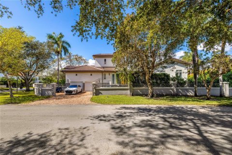House in Coral Gables, Florida 6 bedrooms, 608.32 sq.m. № 2020757 - photo 30