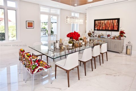 House in Coral Gables, Florida 6 bedrooms, 608.32 sq.m. № 2020757 - photo 4