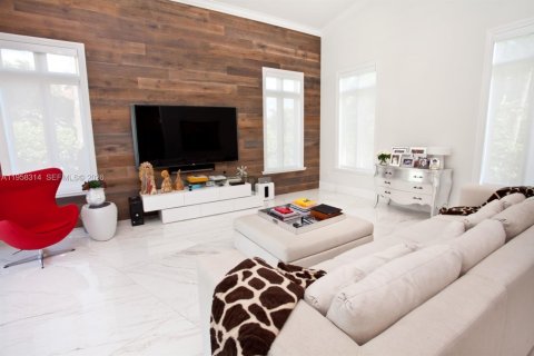 House in Coral Gables, Florida 6 bedrooms, 608.32 sq.m. № 2020757 - photo 9