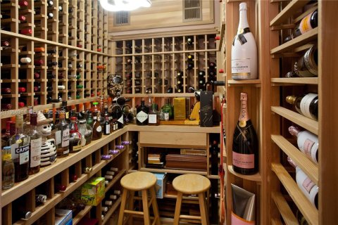 House in Coral Gables, Florida 6 bedrooms, 608.32 sq.m. № 2020757 - photo 11