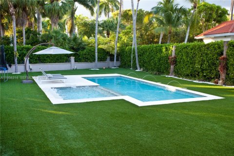 House in Coral Gables, Florida 6 bedrooms, 608.32 sq.m. № 2020757 - photo 23