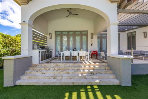 House in Coral Gables, Florida 6 bedrooms, 608.32 sq.m. № 2020757 - photo 24